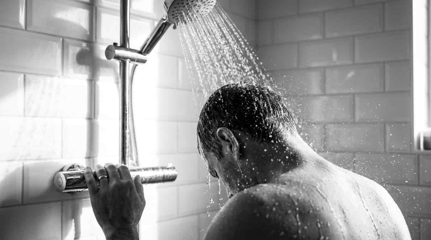 30 vteřin ranního nepohodlí, které rozhoduje o zdraví. Tento zvyk ve sprše funguje lépe než hrst vitamínů
