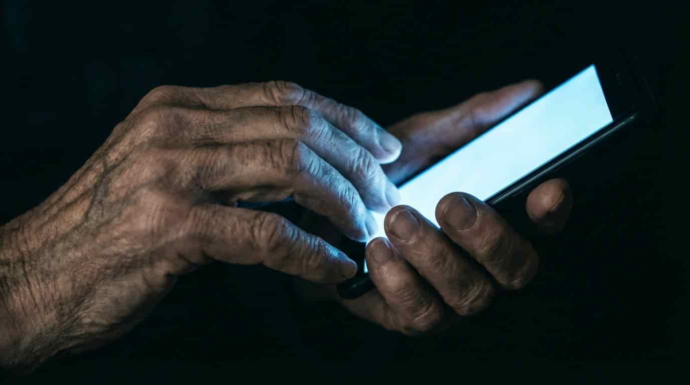 Body image for Tento večerní zlozvyk vypíná vaši imunitu rychleji než mráz. Většina seniorů ho dělá denně a netuší, jak si škodí